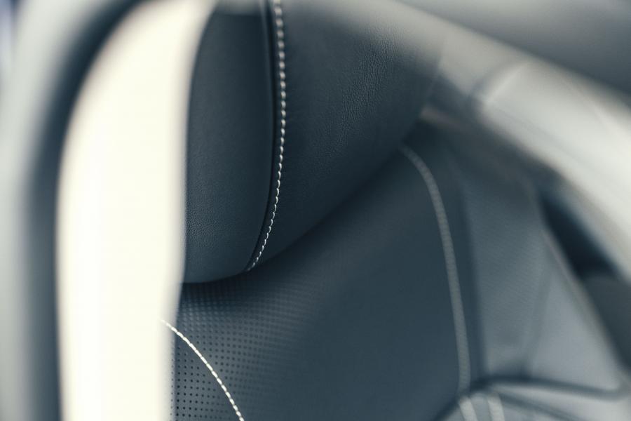 Детали интерьера Lexus ES300h with Digital Door Monitors 2020 года  (UK) (фото 24 из 40)